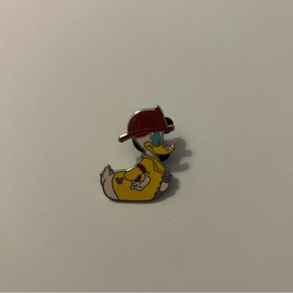 Disney Hidden Mickey Firefighter Donald Duck - Picture 1 of 2